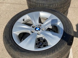 Disky BMW X5 s pneu Bridgestone Dueler H/P Sport 2 ks 255/50 R19 dezén 5mm a 2 ks 285/45 R19 de